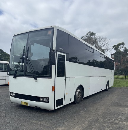 1997 Autobus 4 x 2 automatic 65 passenger lap sash seat belted air conditioned charter coach