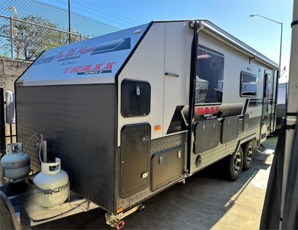 2018 On The Move Traxx Dirt Roader Series 2 Caravan Off-Road