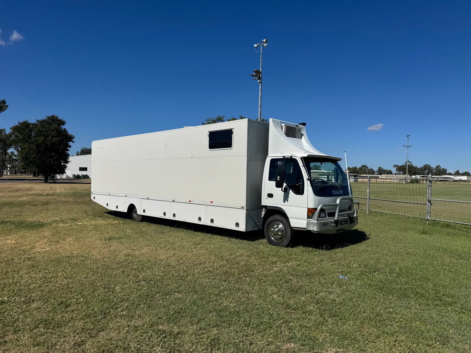
								1999 Isuzu NQR full									