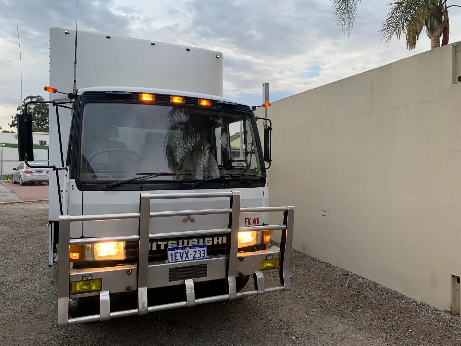 
								1985 Fuso FK415 Transporter full									