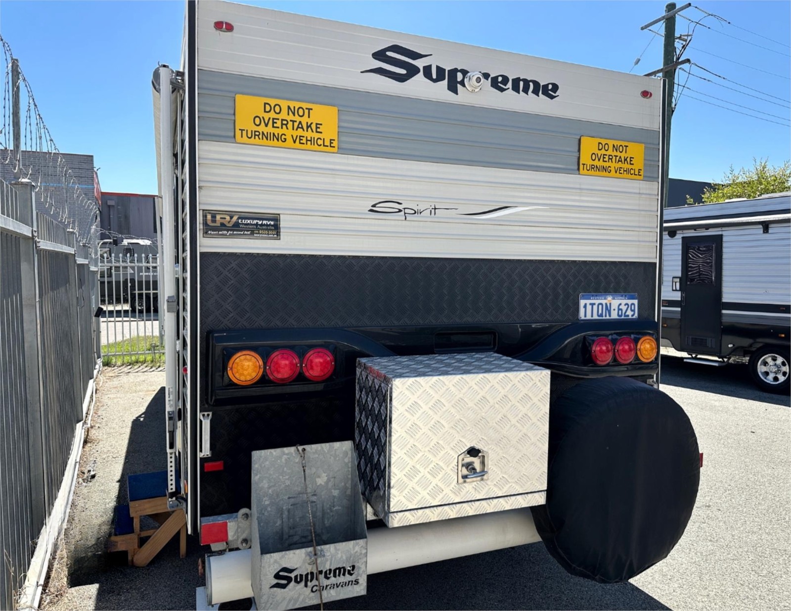 
								2015 Supreme Spirit Slide Caravan full									