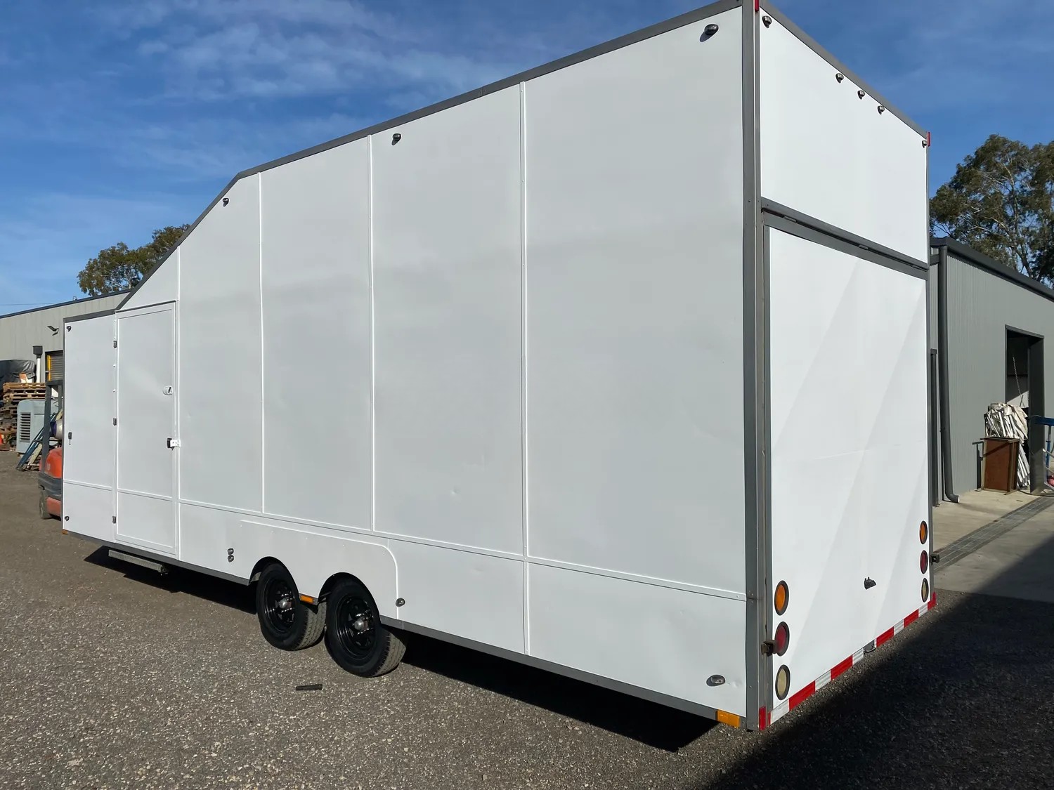 
								2011 W Trailers Enclosed Car /Merchandise Trailer full									