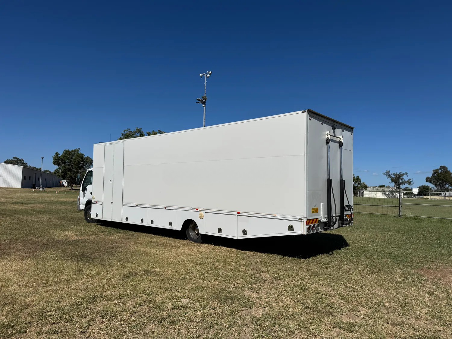 
								1999 Isuzu NQR full									
