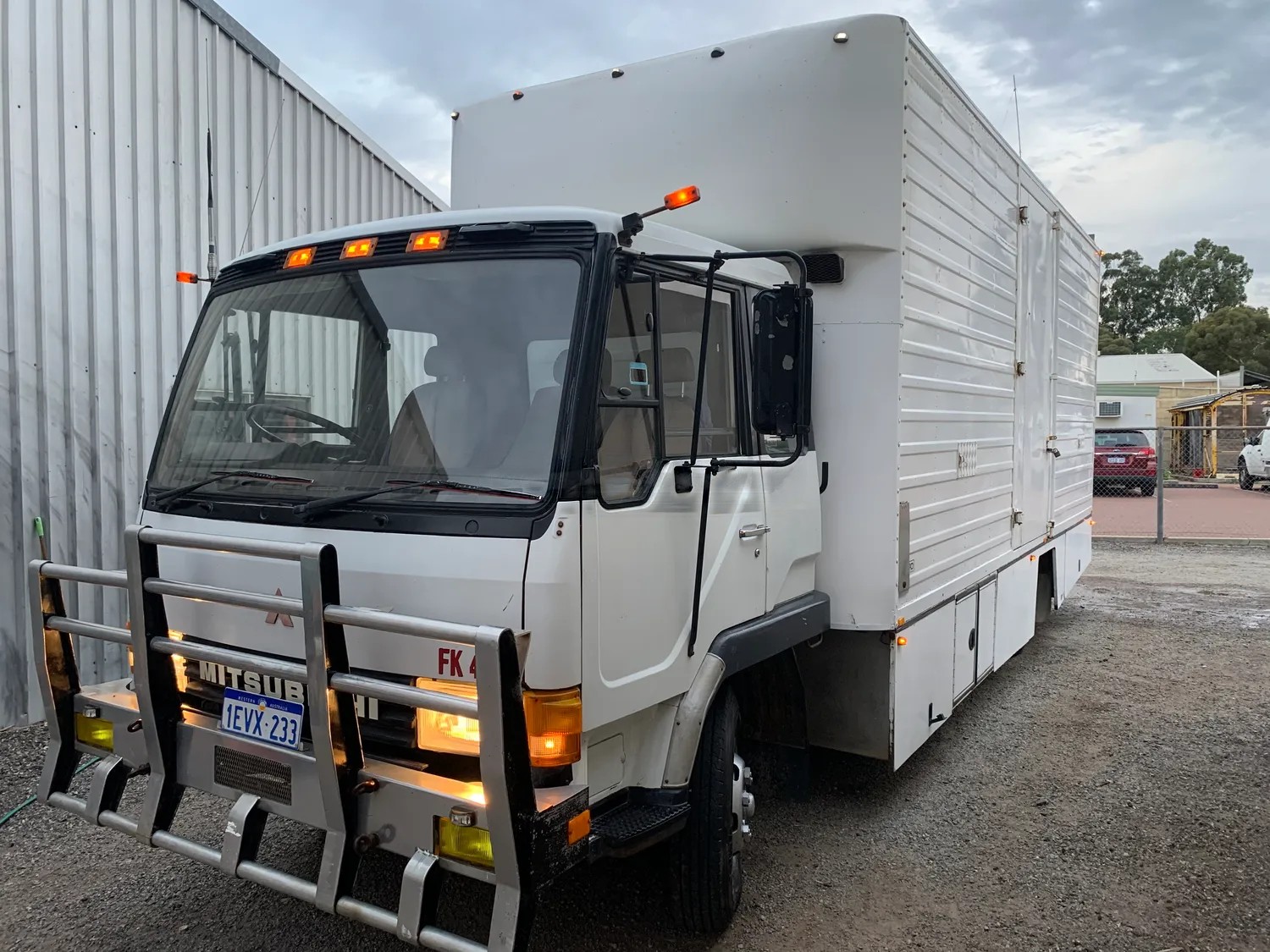 
								1985 Fuso FK415 Transporter full									