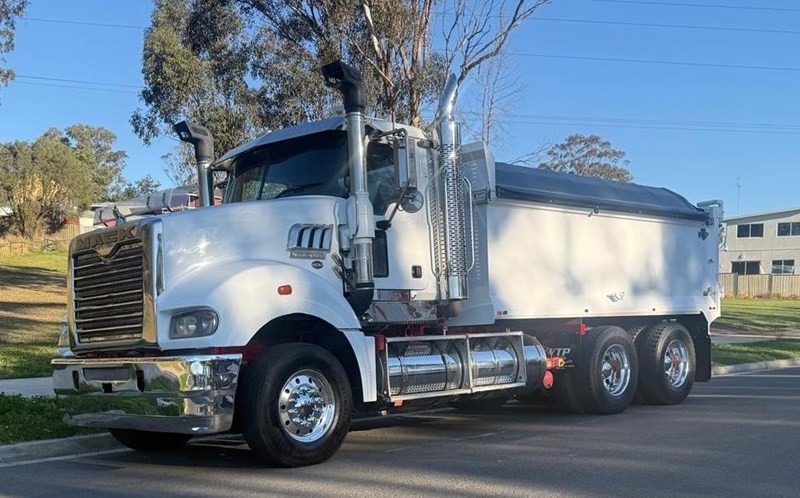 
								2014 Mack Super-Liner full									