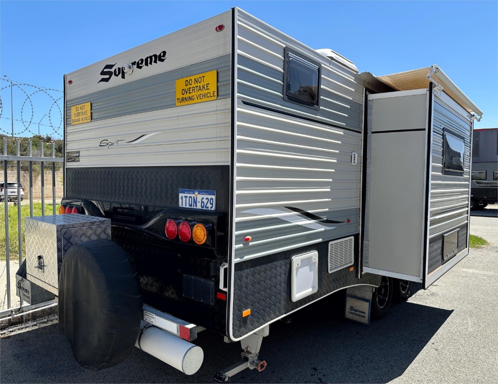 
								2015 Supreme Spirit Slide Caravan full									