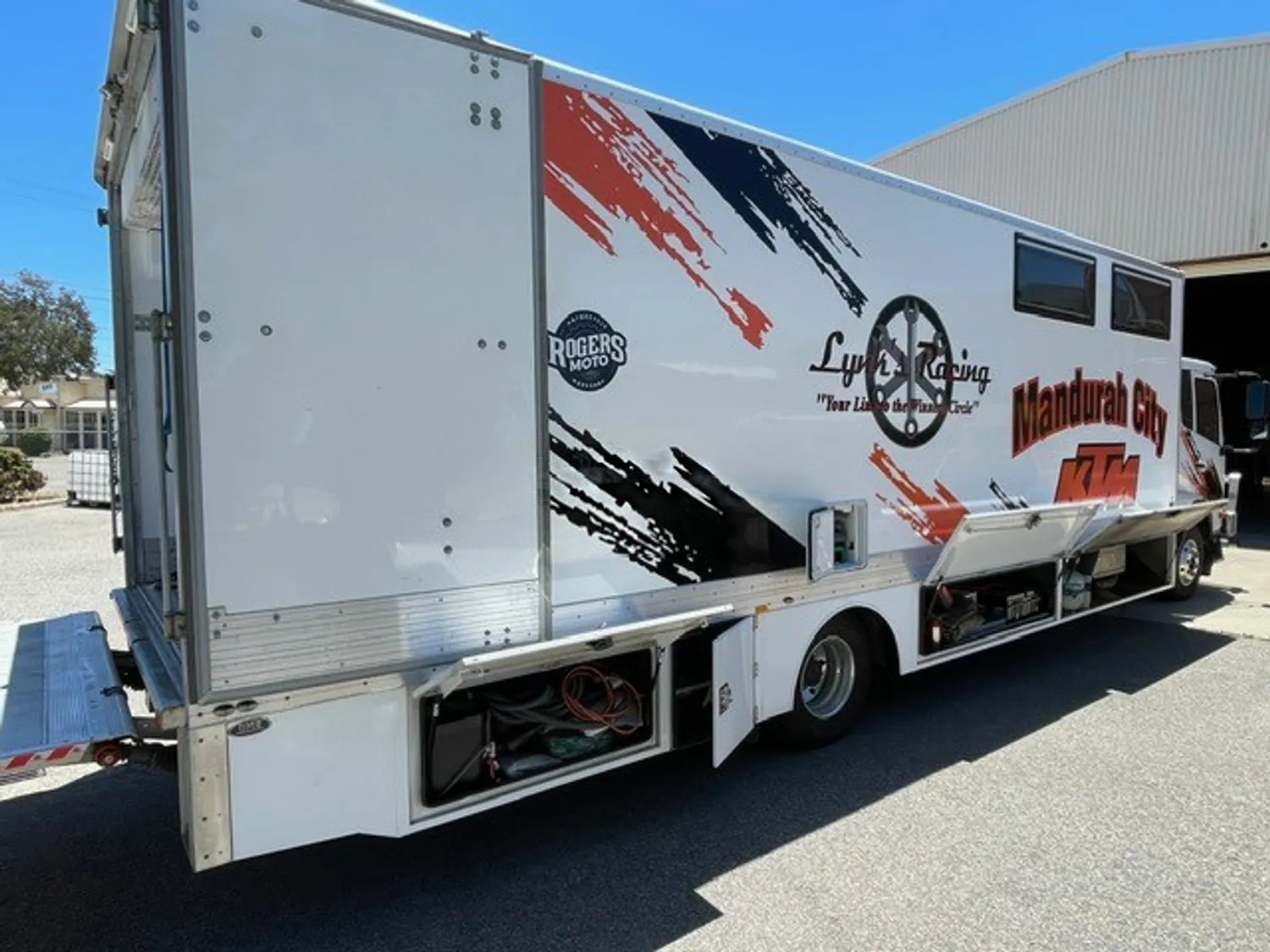 
								2018 UD Trucks MK11250 Race Transporter MX full									