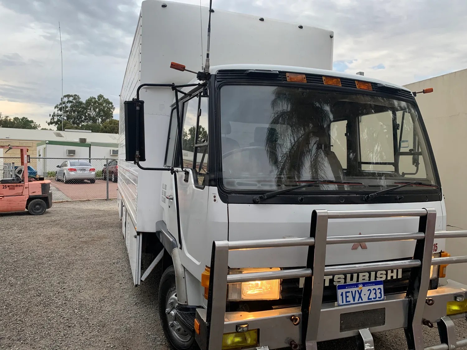 
								1985 Fuso FK415 Transporter full									
