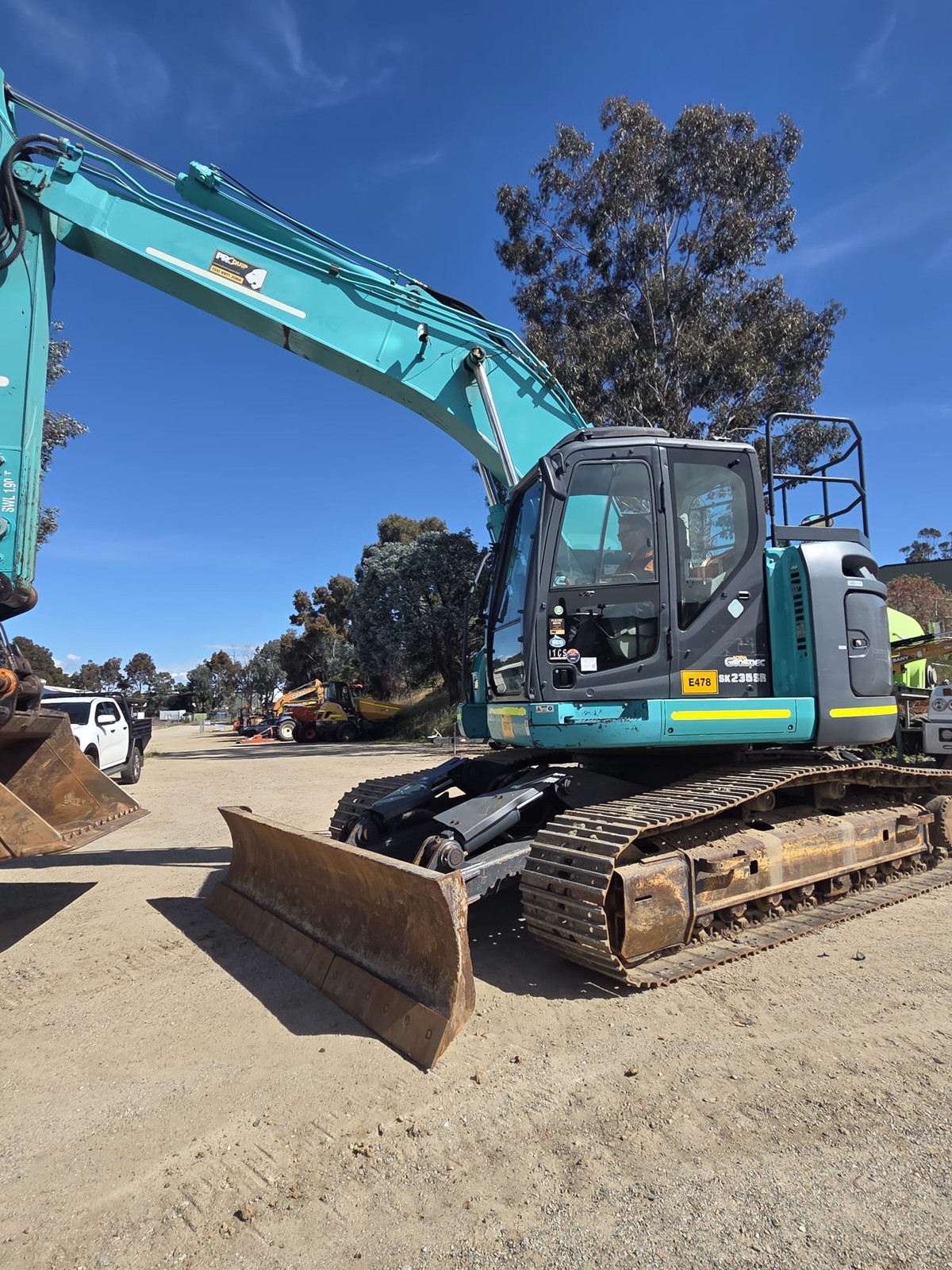 
								2020 Kobelco SK235SR-2 25T Excavator full									