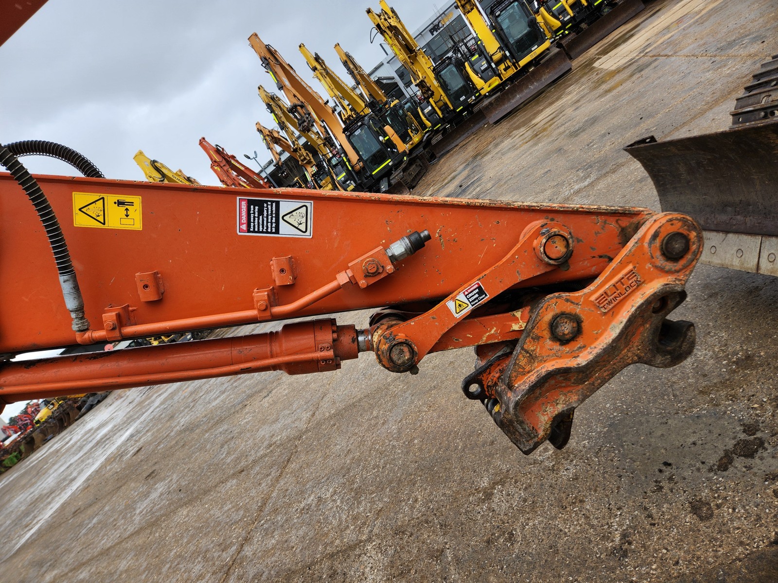 
								2020 Hitachi ZX135US-5B 15T Excavator full									