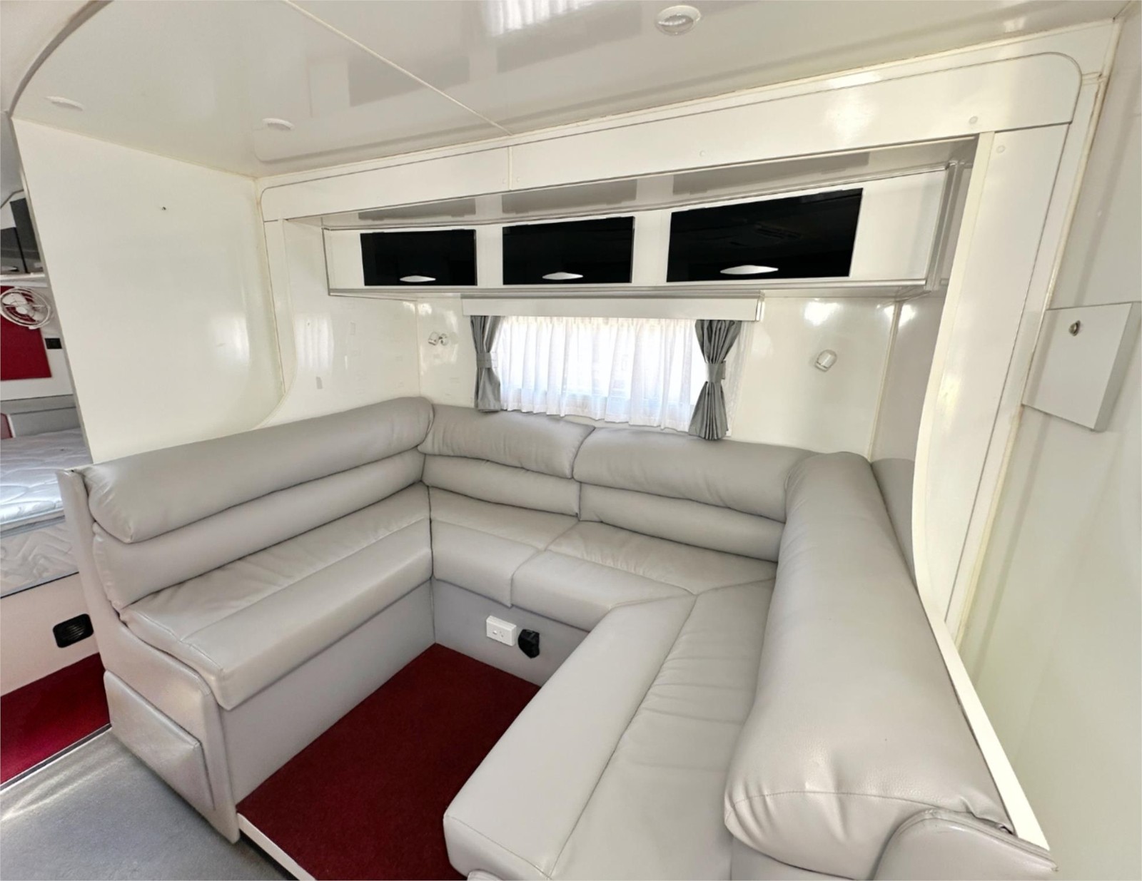 
								2015 Supreme Spirit Slide Caravan full									
