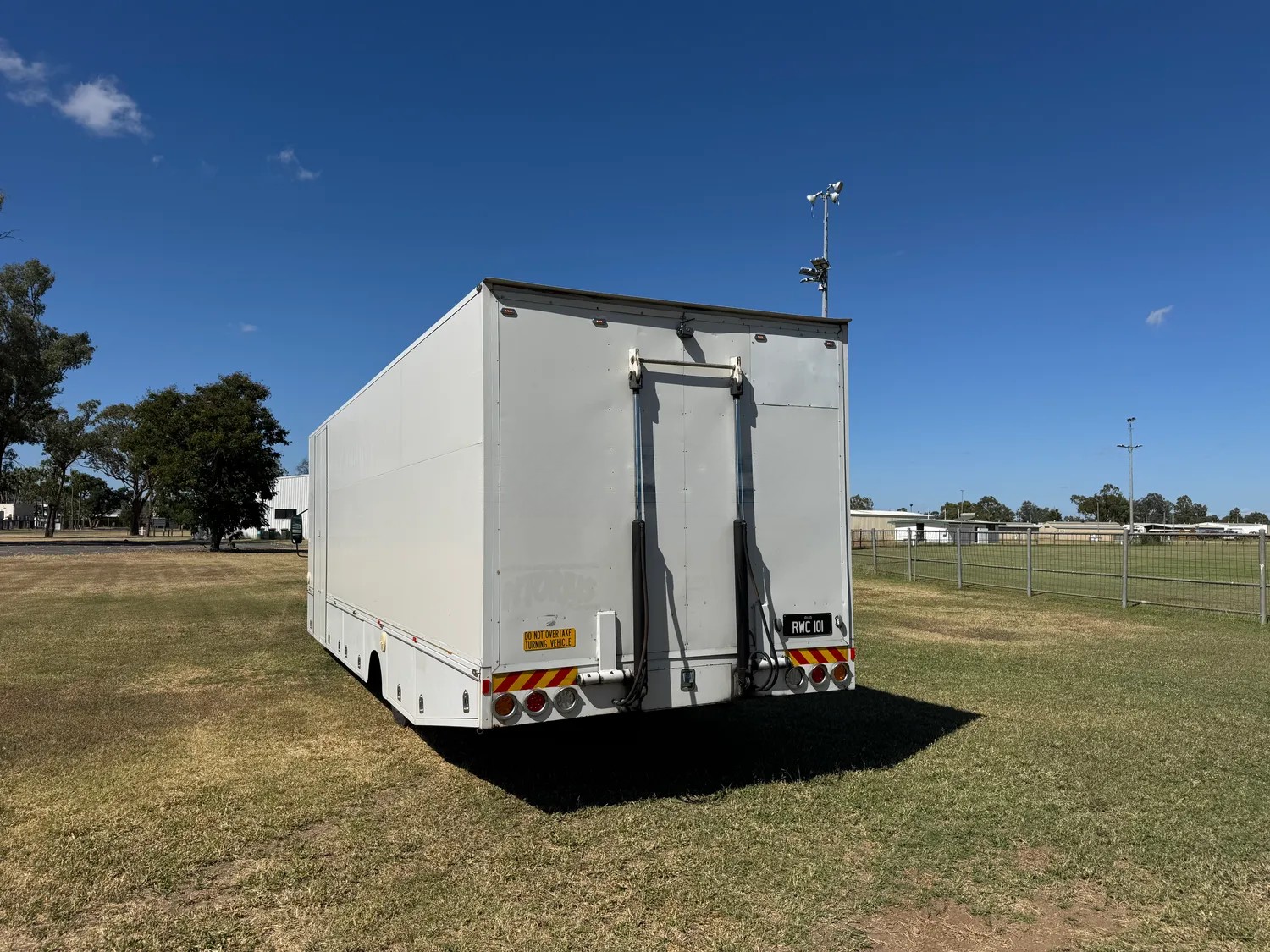 
								1999 Isuzu NQR full									