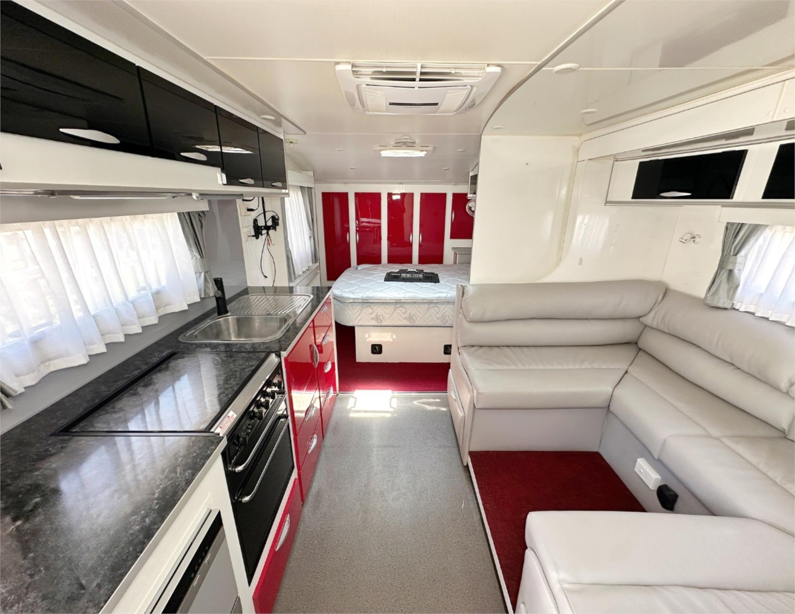 
								2015 Supreme Spirit Slide Caravan full									