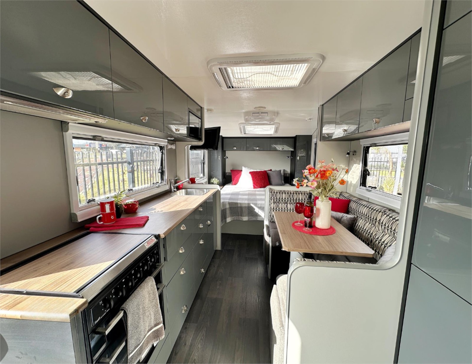 
								2018 On The Move Traxx Dirt Roader Series 2 Caravan Off-Road full									