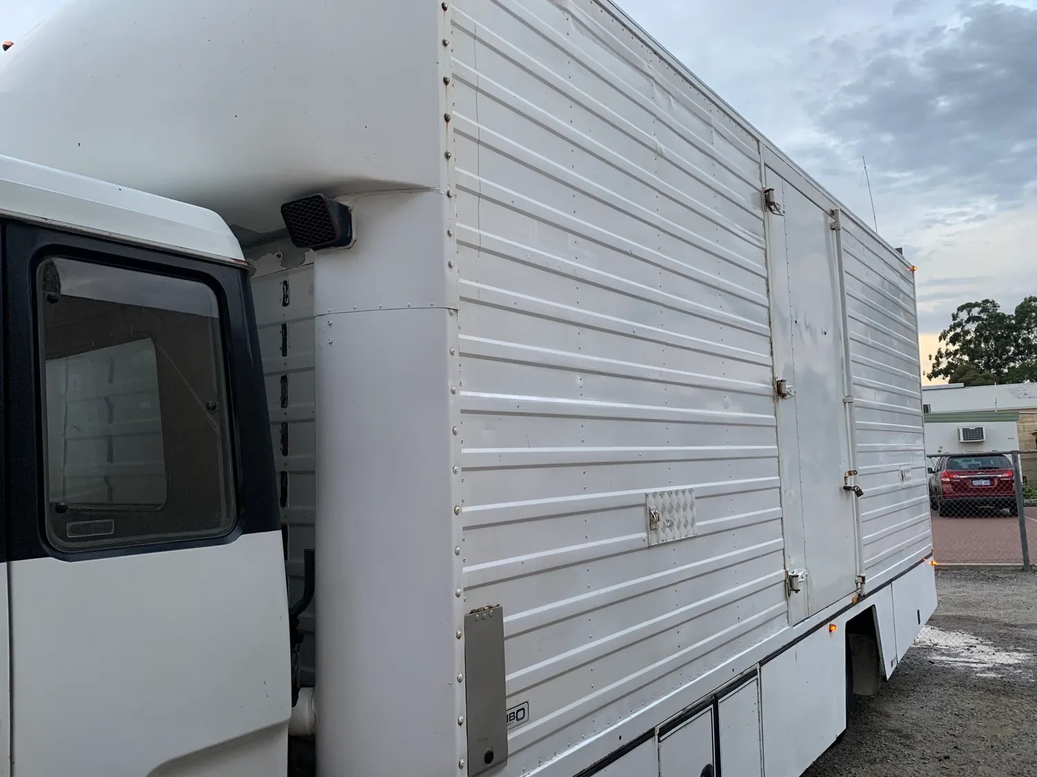 
								1985 Fuso FK415 Transporter full									