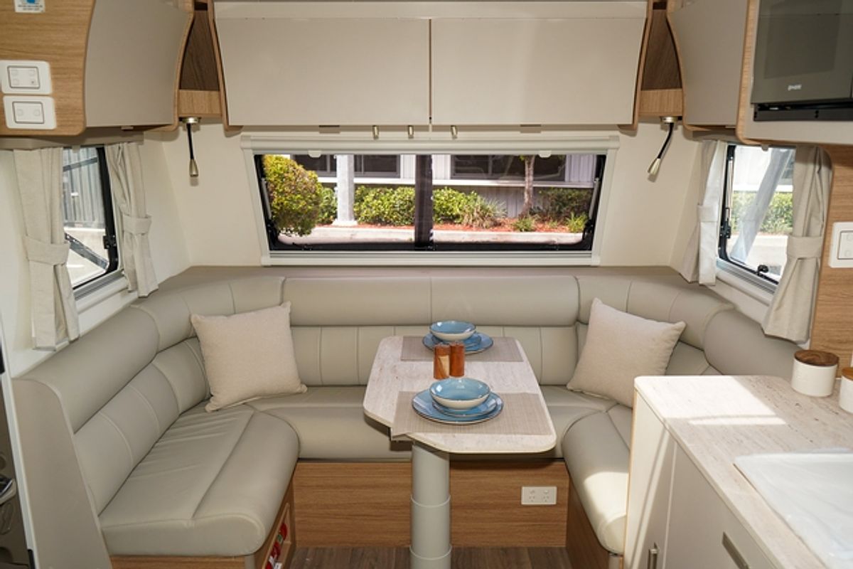 
								2026 Jayco Silverline Caravan 21.65-3.OB.SL-MY26 full									