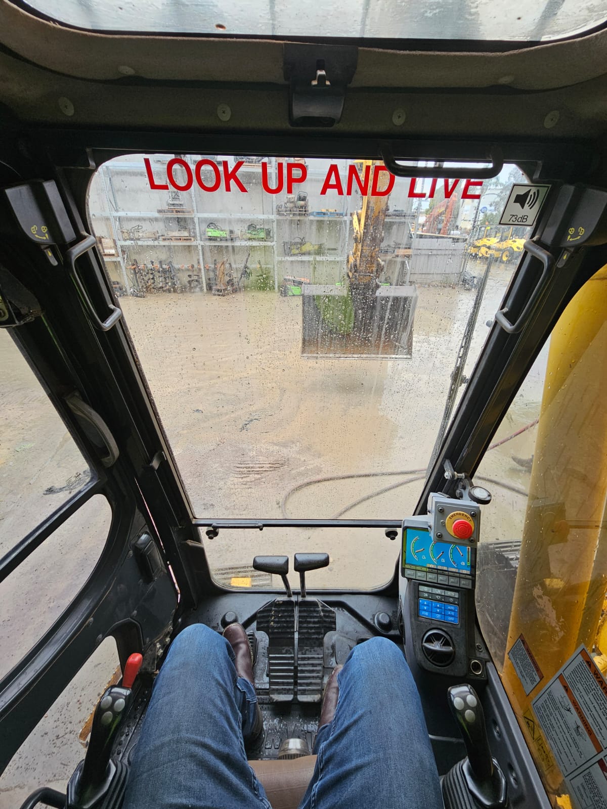 
								2018 Komatsu PC228US-8 24T Excavator full									