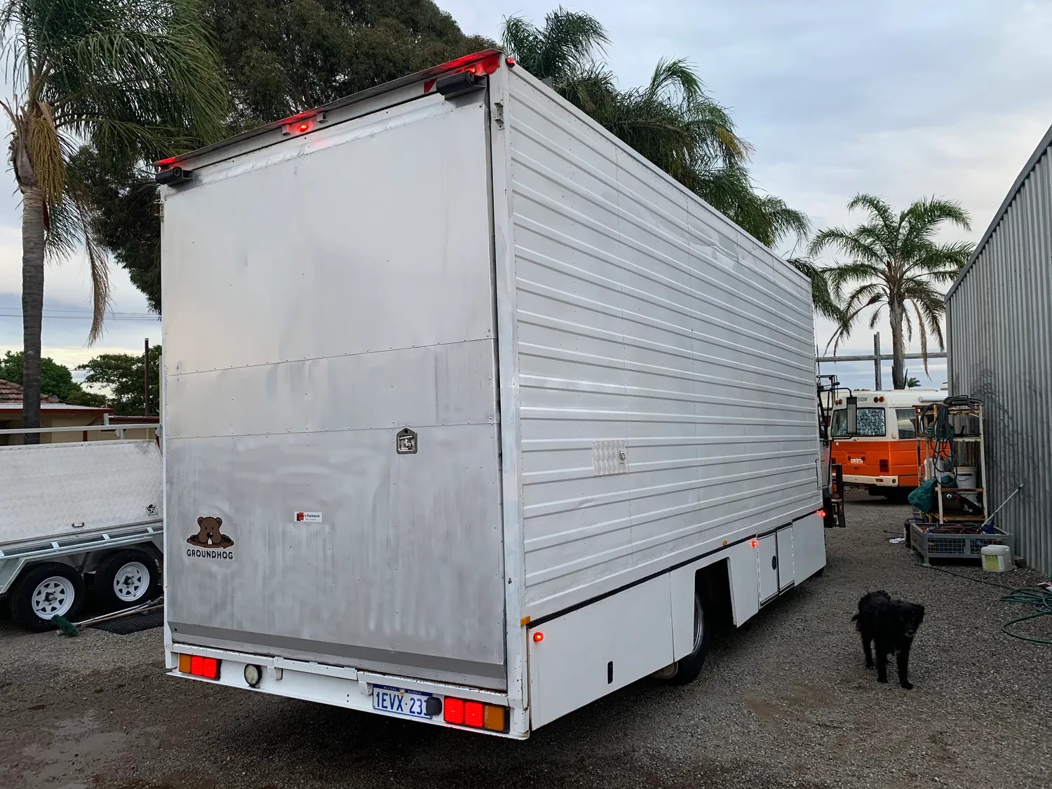 
								1985 Fuso FK415 Transporter full									