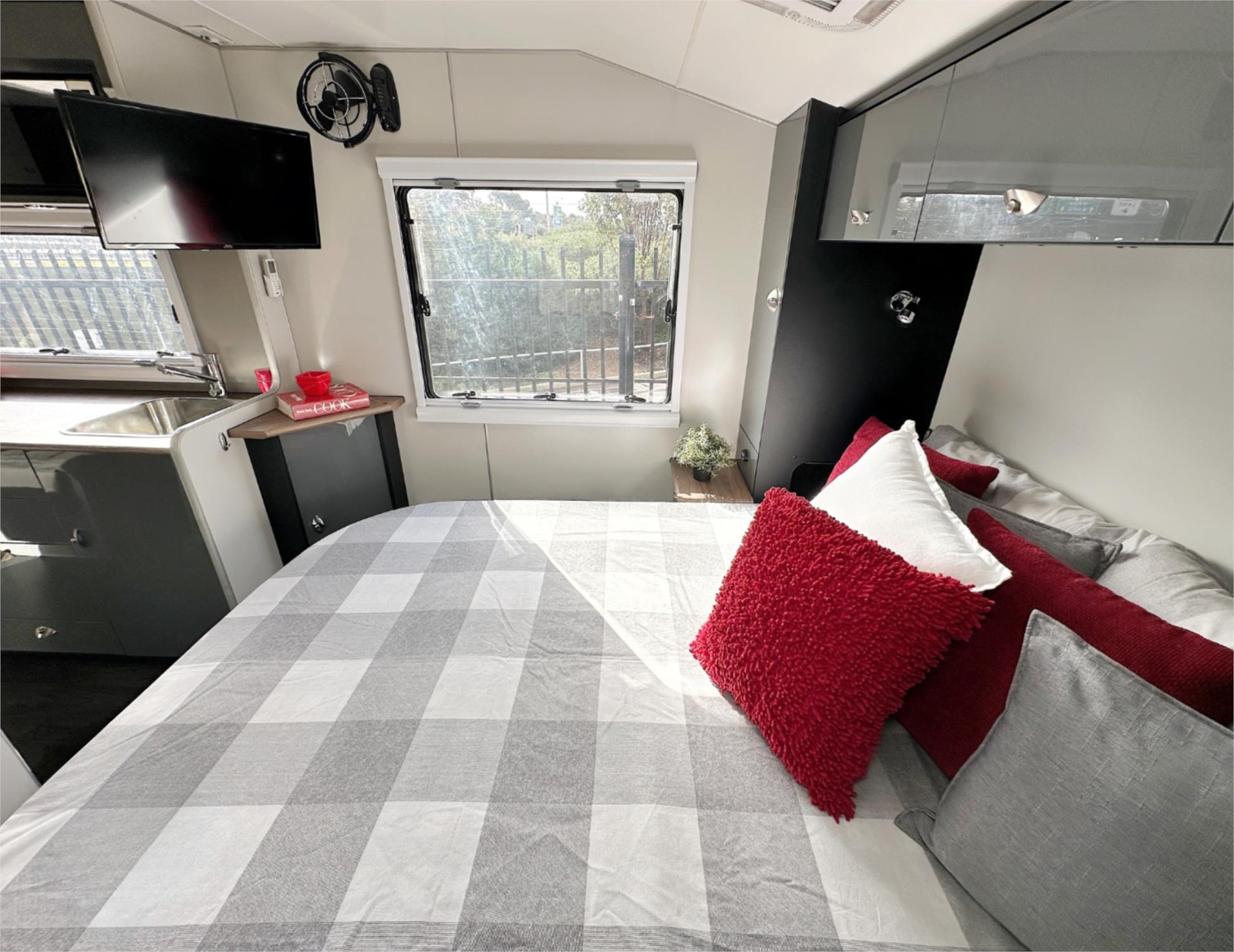 
								2018 On The Move Traxx Dirt Roader Series 2 Caravan Off-Road full									