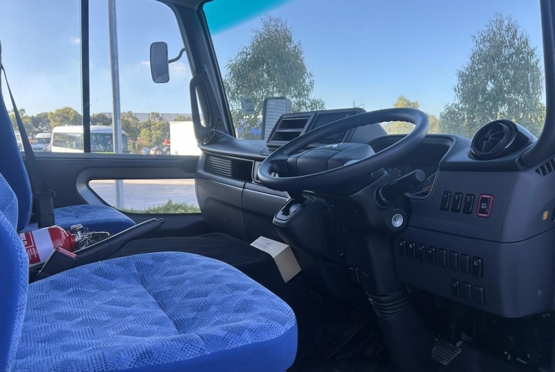 
								2025 Mitsubishi Fuso Rosa Deluxe 25 full									