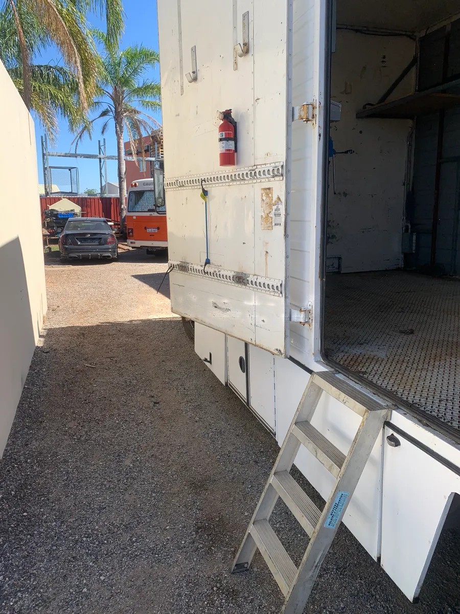 
								1985 Fuso FK415 Transporter full									