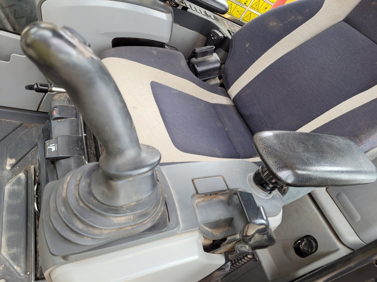 
								2017 Caterpillar 325FL 25T Excavator full									