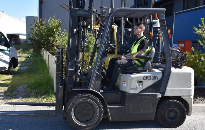 Crown 3300kg LPG forklift with 4730mm three stage container mast and sideshift